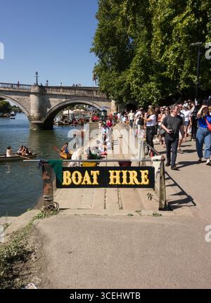Bootsverleih auf der Themse neben Richmond Bridge, Surrey, England, Großbritannien Stockfoto