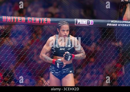 Chicago, Il, USA. August 2025. UFC 319: DU PLESSIS VS CHIMAEV - CHICAGO, IL - 16. AUGUST: Karine Silva bereitet sich vor ihrem Kampf gegen Dione Barbosa in einem Women's Flyweight-Kampf während des UFC 319 du Plessis vs. Chimaev Events am 16. August 2025 in Chicago, IL (Credit Image: © Justin Renfroe/ZUMA Press Wire) NUR REDAKTIONELLE VERWENDUNG! Nicht für kommerzielle ZWECKE! Stockfoto