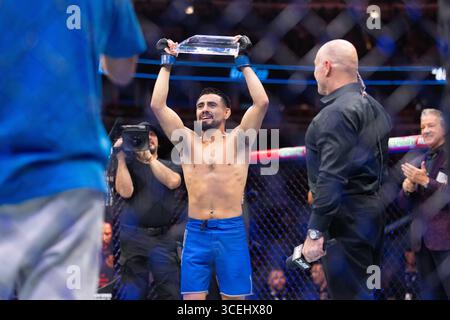 Chicago, Il, USA. August 2025. UFC 319: DU PLESSIS VS CHIMAEV - CHICAGO, IL - 16. AUGUST: Joseph Morales reagiert nach seinem Sieg gegen Alibi Idiris in einem Kampf im Fliegengewicht während des UFC 319 du Plessis vs. Chimaev Events im United Center am 16. August 2025 in Chicago, IL (Credit Image: © Justin Renfroe/ZUMA Press Wire) NUR REDAKTIONELLE VERWENDUNG! Nicht für kommerzielle ZWECKE! Stockfoto