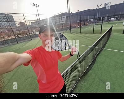 Ukraine Kiew, 02. April 2024. Ein Mann hält einen adidas Padel Tennisschläger. Hochwertige Fotos Stockfoto
