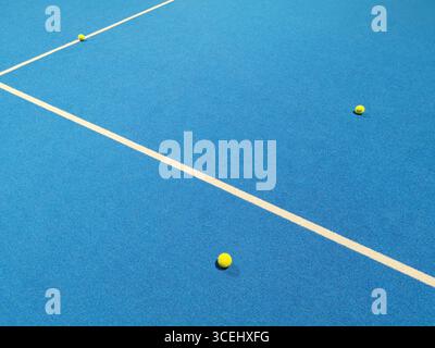 Ukraine, Kiew, 05. Mai 2024 Paddle-Tennisplatz nach einem Spiel. Hochwertige Fotos Stockfoto