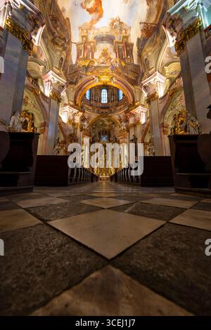 Weitwinkelblick auf das Kirchenschiff und den Altar der Nikolaikirche, ein barockes Meisterwerk in Prag, Tschechien Stockfoto