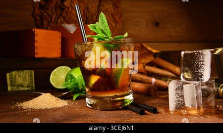 Cuba Libre Cocktails und Zigarren auf Holz- Hintergrund Stockfoto