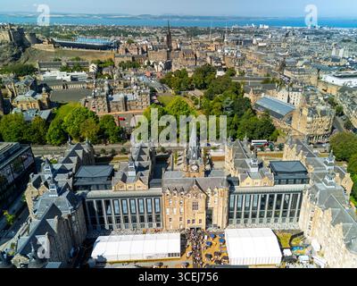 Luftaufnahme des Edinburgh Futures Institute mit dem Edinburgh International Book Festival 2025, Edinburgh, Schottland, Großbritannien Stockfoto