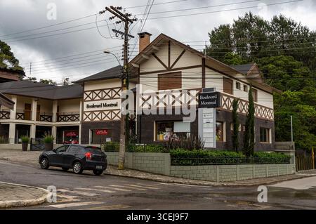 Boulevard Montreal Gebäude mit traditioneller Architektur, einem vorbeifahrenden schwarzen Auto und üppigem Grün unter einem bewölkten Sommernachmittag. Stockfoto