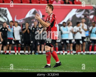 Harrison, Usa. August 2025. New York Red Bulls Verteidiger Tim Parker (26) feiert während des Spiels gegen den FC Juarez of Mexico im Leagues Cup 2025 Spiel im Sports Illustrated Stadium in Harrison, New Jersey, USA, am Donnerstag, den 7. August, 2025. das Spiel endete mit einem Unentschieden von 1-1, wobei die Red Bulls schließlich das Elfmeterschießen mit 5:3. Obwohl sie siegreich waren, wurden die Red Bulls aus dem Turnier ausgeschieden.Foto von Kyle Mazza - UNF NEWS via CNP/ABACAPRESS.COM Credit: Abaca Press/Alamy Live News Stockfoto
