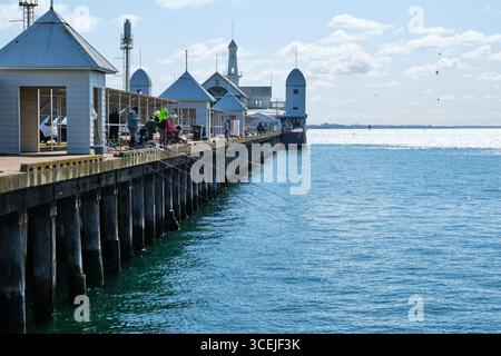 Menschen fischen am historischen Cunningham Pier am Ufer der regionalen Stadt Geelong in Victoria, Australien. Stockfoto