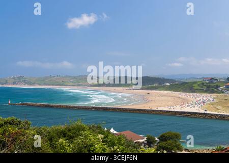 Blick aus der Vogelperspektive auf den Strand von San Vicente de la Barquera in Kantabrien, Spanien, an einem sonnigen Sommertag Stockfoto