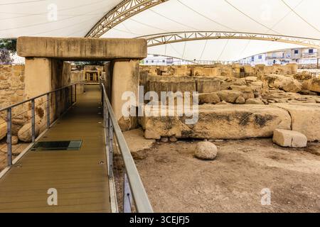 Blick durch das trilithische Portal des südlichen Tempels, Megalithtempel von Hal Tarxien, 3250-2500 v. Chr., UNESCO-Weltkulturerbe, Tarxien, Malta Stockfoto