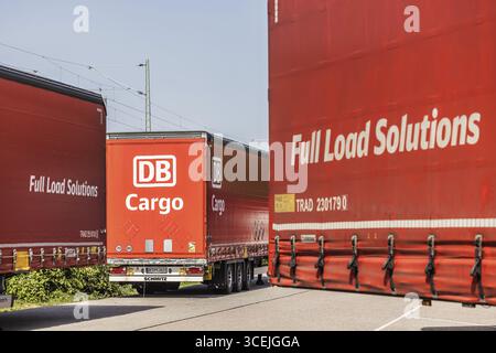 Fahrzeugcontainer des Logistikunternehmens DB Cargo mit Logo und Aufschrift Full Load Solutions. Parken auf einem Parkplatz in Karlsruhe, Baden-Württemberg Stockfoto