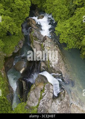 Blick von oben auf einen Fluss mit Wasserfällen zwischen grünen Bäumen und Felsen, aus der Vogelperspektive, Martvili-Schlucht, Martvili-Schlucht, Dorf Intschchuri, Abasha River Stockfoto