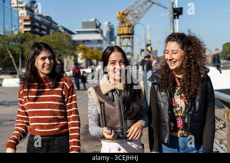 Drei Freundinnen genießen einen sonnigen Tag in puerto madero, buenos aires, argentinien Stockfoto