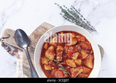 Fleischgulasch mit Kartoffeln und Karotten, Paprika, in einem Topf, Blick von oben, traditionelle ungarische Suppe, hausgemacht, keine Leute Stockfoto