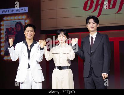 Jin Sun-Kyu, Bang Hyo-Rin und Cho Hyun-Chul, 18. August 2025: (L-R) die Mitglieder Jin Sun-Kyu, Bang Hyo-Rin und Cho Hyun-Chul nehmen an einer Pressekonferenz für Netflix's neue Serie Aema in Seoul, Südkorea, Teil. Inspiriert vom Hit „Madame Aema“ aus dem Jahr 1982 dreht sich die sechsteilige Netflix-Originalserie um die Welt der koreanischen Filmindustrie der 1980er Jahre. Quelle: Lee Jae-won/AFLO/Alamy Live News Stockfoto