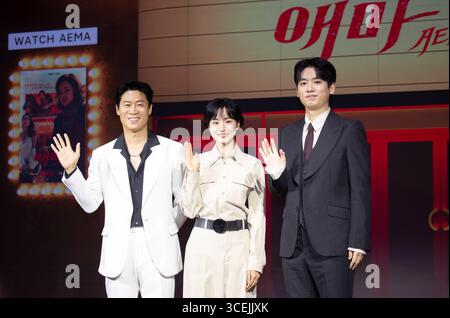 Jin Sun-Kyu, Bang Hyo-Rin und Cho Hyun-Chul, 18. August 2025: (L-R) die Mitglieder Jin Sun-Kyu, Bang Hyo-Rin und Cho Hyun-Chul nehmen an einer Pressekonferenz für Netflix's neue Serie Aema in Seoul, Südkorea, Teil. Inspiriert vom Hit „Madame Aema“ aus dem Jahr 1982 dreht sich die sechsteilige Netflix-Originalserie um die Welt der koreanischen Filmindustrie der 1980er Jahre. Quelle: Lee Jae-won/AFLO/Alamy Live News Stockfoto