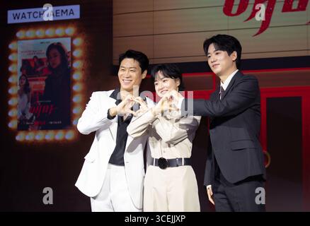 Jin Sun-Kyu, Bang Hyo-Rin und Cho Hyun-Chul, 18. August 2025: (L-R) die Mitglieder Jin Sun-Kyu, Bang Hyo-Rin und Cho Hyun-Chul nehmen an einer Pressekonferenz für Netflix's neue Serie Aema in Seoul, Südkorea, Teil. Inspiriert vom Hit „Madame Aema“ aus dem Jahr 1982 dreht sich die sechsteilige Netflix-Originalserie um die Welt der koreanischen Filmindustrie der 1980er Jahre. Quelle: Lee Jae-won/AFLO/Alamy Live News Stockfoto