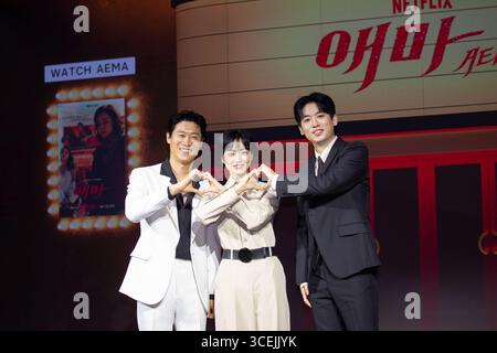Jin Sun-Kyu, Bang Hyo-Rin und Cho Hyun-Chul, 18. August 2025: (L-R) die Mitglieder Jin Sun-Kyu, Bang Hyo-Rin und Cho Hyun-Chul nehmen an einer Pressekonferenz für Netflix's neue Serie Aema in Seoul, Südkorea, Teil. Inspiriert vom Hit „Madame Aema“ aus dem Jahr 1982 dreht sich die sechsteilige Netflix-Originalserie um die Welt der koreanischen Filmindustrie der 1980er Jahre. Quelle: Lee Jae-won/AFLO/Alamy Live News Stockfoto