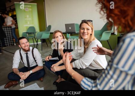Team-Brainstorming in modernen Büros, Besprechung der Marketingstrategie. Stockfoto