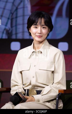 Bang Hyo-Rin, 18. August 2025: Schauspielerin Bang Hyo-Rin nimmt an einer Pressekonferenz für Netflix's neue Serie Aema in Seoul Teil. Inspiriert vom Hit „Madame Aema“ aus dem Jahr 1982 dreht sich die sechsteilige Netflix-Originalserie um die Welt der koreanischen Filmindustrie der 1980er Jahre. Quelle: Lee Jae-won/AFLO/Alamy Live News Stockfoto