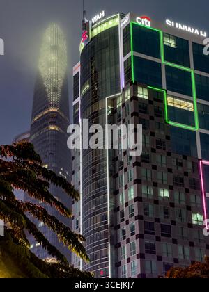 Ein atemberaubender nächtlicher Blick auf Ho Chi Minh City, Vietnam, mit modernen Wolkenkratzern, die mit lebhaften Lichtern beleuchtet sind. Das Bild erfasst den Bitexco F Stockfoto