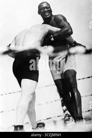 Ein lächelnder Jack Johnson gegen Feuerwehrmann Jim Flynn (2. Sitzung) 1912 Stockfoto