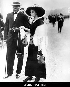 Jack Johnson und Ehefrau Etta Duryea bei den Rennen in Paris, 1915 Stockfoto