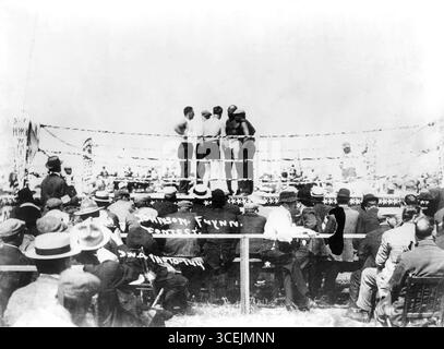 Die Boxer Jack Johnson (1878–1946) und Jim Flynn (1879–1935) im Boxring Stockfoto