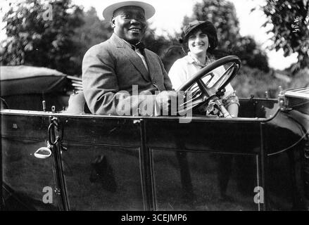 Jack Johnson und seine Frau Lucille Cameron fuhren 1913 ein Auto Stockfoto