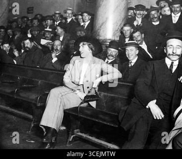 Die (weiße) Ehefrau des amerikanischen Boxweltmeisters Jack Johnson, Lucille Cameron, besucht einige der Ausstellungsspiele ihres Mannes als Zuschauer in der Thalia Hall Antwerpen, Belgien, 1913 Stockfoto