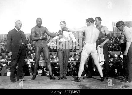 Die World Heavyweight Championship Boxing Ring wird vor dem Kampf vorgestellt – Jack Johnson und Fireman Jim Flynn. Las Vegas, New Mexico. Ganz links ist der bekannte Kampfansager „Billy Jordan“ zu sehen. Stockfoto
