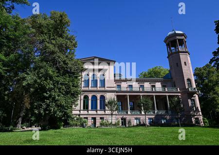 Berlin, Deutschland. August 2025. Die Ausstellung „Lumen“ ist derzeit im Schloss Biesdorf zu sehen. 30 Künstler aus den Niederlanden und Deutschland zeigen Arbeiten zum Thema Licht in all seinen Erscheinungsformen: Als Sonnenlicht oder künstliches Licht, technologische Innovation oder atmosphärisches Moment. Das Thema der Ausstellung knüpft an das Schloss Biesdorf an, das einst Sommerresidenz von Werner Siemens war, einem der führenden Pioniere der Elektrifizierung im 19. Jahrhundert. Die Ausstellung läuft bis zum 2. November 2025. Quelle: Jens Kalaene/dpa/Alamy Live News Stockfoto
