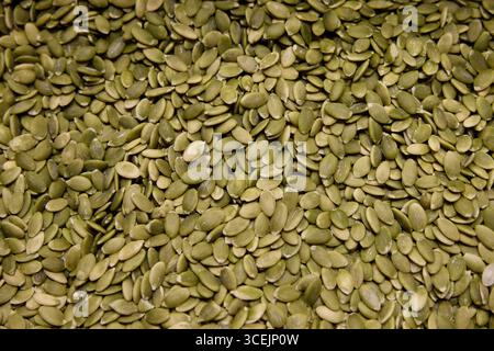 Eine Nahansicht von grünen Kürbis Samen ideal für gesunde Snack-Optionen Stockfoto
