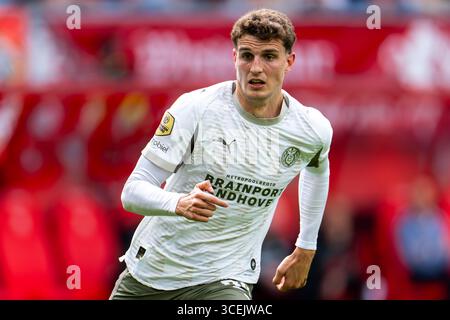 Enschede, Niederlande. August 2025. ENSCHEDE, NIEDERLANDE - 17. AUGUST: Guus Til von PSV sieht beim niederländischen Eredivisie-Spiel zwischen FC Twente und PSV am 17. August 2025 in Grolsch Veste in Enschede, Niederlande, an. (Foto von Joris Verwijst/Orange Pictures) Credit: Orange Pics BV/Alamy Live News Stockfoto