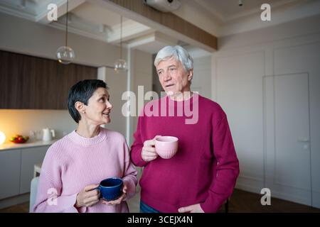 Vertrauensvolle Beziehung älterer Ehepaare. Ehemann Ehefrau genießt lebhafte Gespräche und Teezeit zu Hause Stockfoto