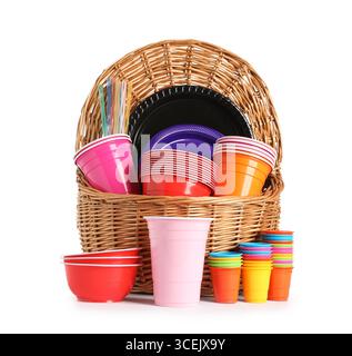 Korb aus Korb mit Einweggeschirr aus Kunststoff, isoliert auf weiß Stockfoto