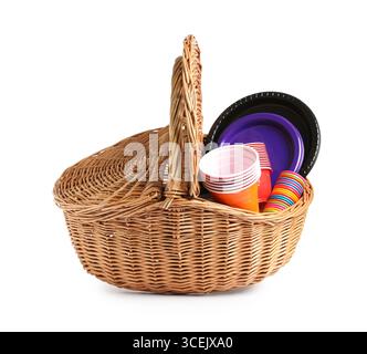 Set aus Einweg-Tischgeschirr aus Kunststoff in Korb isoliert auf weiß Stockfoto