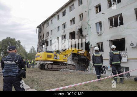 Charkiv, Ukraine. August 2025. Rettungskräfte räumen den Schutt eines Wohngebäudes, das durch einen russischen Angriff auf Charkiw, Ukraine, am Montag, den 18. August 2025 beschädigt wurde. Foto: Yevhen Titov/ABACAPRESS.COM Credit: Abaca Press/Alamy Live News Stockfoto