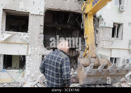 Charkiv, Ukraine. August 2025. Rettungskräfte räumen den Schutt eines Wohngebäudes, das durch einen russischen Angriff auf Charkiw, Ukraine, am Montag, den 18. August 2025 beschädigt wurde. Foto: Yevhen Titov/ABACAPRESS.COM Credit: Abaca Press/Alamy Live News Stockfoto