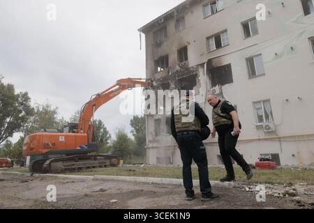 Charkiv, Ukraine. August 2025. Rettungskräfte räumen den Schutt eines Wohngebäudes, das durch einen russischen Angriff auf Charkiw, Ukraine, am Montag, den 18. August 2025 beschädigt wurde. Foto: Yevhen Titov/ABACAPRESS.COM Credit: Abaca Press/Alamy Live News Stockfoto