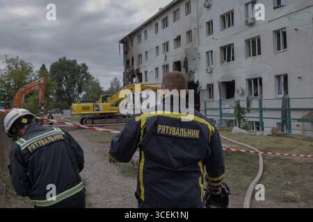 Charkiv, Ukraine. August 2025. Rettungskräfte räumen den Schutt eines Wohngebäudes, das durch einen russischen Angriff auf Charkiw, Ukraine, am Montag, den 18. August 2025 beschädigt wurde. Foto: Yevhen Titov/ABACAPRESS.COM Credit: Abaca Press/Alamy Live News Stockfoto