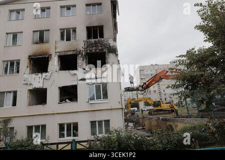 Charkiv, Ukraine. August 2025. Rettungskräfte räumen den Schutt eines Wohngebäudes, das durch einen russischen Angriff auf Charkiw, Ukraine, am Montag, den 18. August 2025 beschädigt wurde. Foto: Yevhen Titov/ABACAPRESS.COM Credit: Abaca Press/Alamy Live News Stockfoto