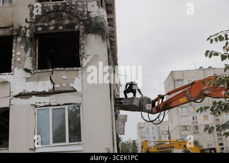 Charkiv, Ukraine. August 2025. Rettungskräfte räumen den Schutt eines Wohngebäudes, das durch einen russischen Angriff auf Charkiw, Ukraine, am Montag, den 18. August 2025 beschädigt wurde. Foto: Yevhen Titov/ABACAPRESS.COM Credit: Abaca Press/Alamy Live News Stockfoto