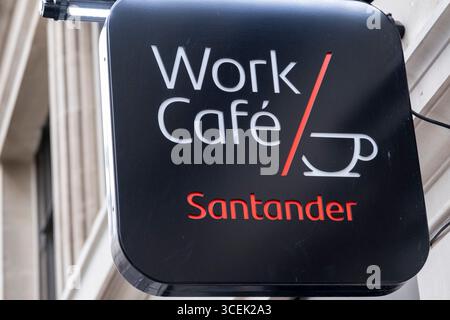 Santander Work Cafe am 4. August 2025 in London, Großbritannien. Santander Work Cafe bietet Co-Working-Bereiche in Kombination mit Bankdienstleistungen und ein Café, in dem die Leute arbeiten, Netzwerke aufbauen und die Konferenzräume nutzen können. Die Santander Group ist eine der größten Banken der Welt mit über 133 Millionen Kunden und einer Präsenz in mehr als 40 Ländern. Stockfoto