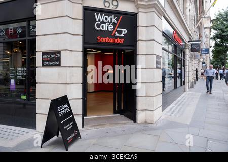 Santander Work Cafe am 4. August 2025 in London, Großbritannien. Santander Work Cafe bietet Co-Working-Bereiche in Kombination mit Bankdienstleistungen und ein Café, in dem die Leute arbeiten, Netzwerke aufbauen und die Konferenzräume nutzen können. Die Santander Group ist eine der größten Banken der Welt mit über 133 Millionen Kunden und einer Präsenz in mehr als 40 Ländern. Stockfoto