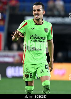 Harrison, New Jersey, USA. August 2025. FC Juarez aus Mexiko Mittelfeldspieler Guilherme Castilho (8) während des Spiels gegen die New York Red Bulls im Liagues Cup 2025 im Sports Illustrated Stadium in Harrison, New Jersey, USA, am Donnerstag, den 7. August, 2025. das Spiel endete mit einem Unentschieden von 1-1, wobei die Red Bulls schließlich das Elfmeterschießen mit 5:3. Obwohl sie siegreich waren, wurden die Red Bulls aus dem Turnier ausgeschlossen. Quelle: Kyle Mazza - UNF NEWS über CNP/dpa/Alamy Live News Stockfoto