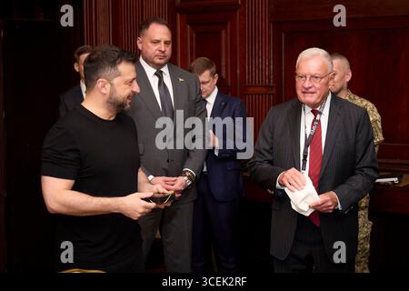 Washington, Usa. August 2025. Ukrainischer Präsident Wolodymyr Zelenskij, links, spricht mit dem Sonderbeauftragten des US-Präsidenten für die Ukraine, Ret. General Keith Kellogg vor ihrem Treffen am 18. August 2025 in Washington traf sich DC Zelenskyy mit Kellogg vor dem geplanten Treffen mit Präsident Donald Trump später am Tag. Kredit: Ukrainischer Ratsvorsitz/Pressestelle Des Ukrainischen Präsidenten/Alamy Live News Stockfoto