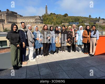 Schottland Büro Kirsty McNeill (5. Links) mit afghanischen Medizinstudenten während eines Empfangs im Queen Elizabeth House der britischen Regierung in Edinburgh, das ein Jahr seit die 19 Frauen aus Afghanistan nach Schottland gezogen sind, um Medizin zu studieren, nachdem die Taliban die Ausbildung von Frauen verboten hatten. Ausgabedatum: Montag, 18. August 2025. Stockfoto