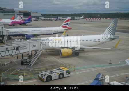 Gatwick, Großbritannien, 18. August 2025. Passagierflugzeuge am Flughafen Gatwick South Terminal . Die von der IKT-Gewerkschaft vertretenen Gepäckabfertiger haben ihren Streik ausgesetzt , der vom 22 . bis 26 . August stattfinden sollte , nachdem ein neues Gebührenangebot unterbreitet worden war . Amer Ghazzal/Alamy Live News Stockfoto