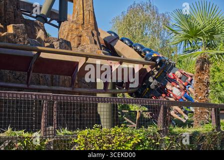 Passagiere, die die umgekehrte Achterbahn Nemesis Inferno im Thorpe Park, Surrey, England, Großbritannien genießen. Stockfoto