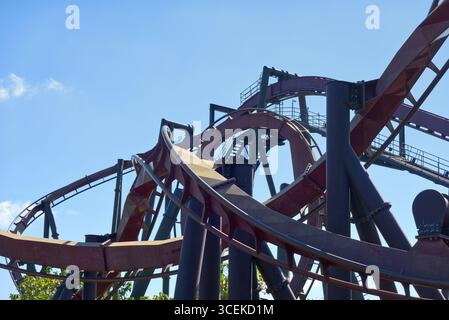 Achterbahn für Nemesis Inferno Inverted Achterbahn im Thorpe Park, Surrey, England, Großbritannien. Stockfoto